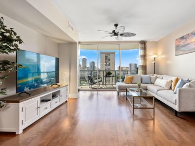 Luxury Two Bedroom Suite in Waikiki, Condo with Pa