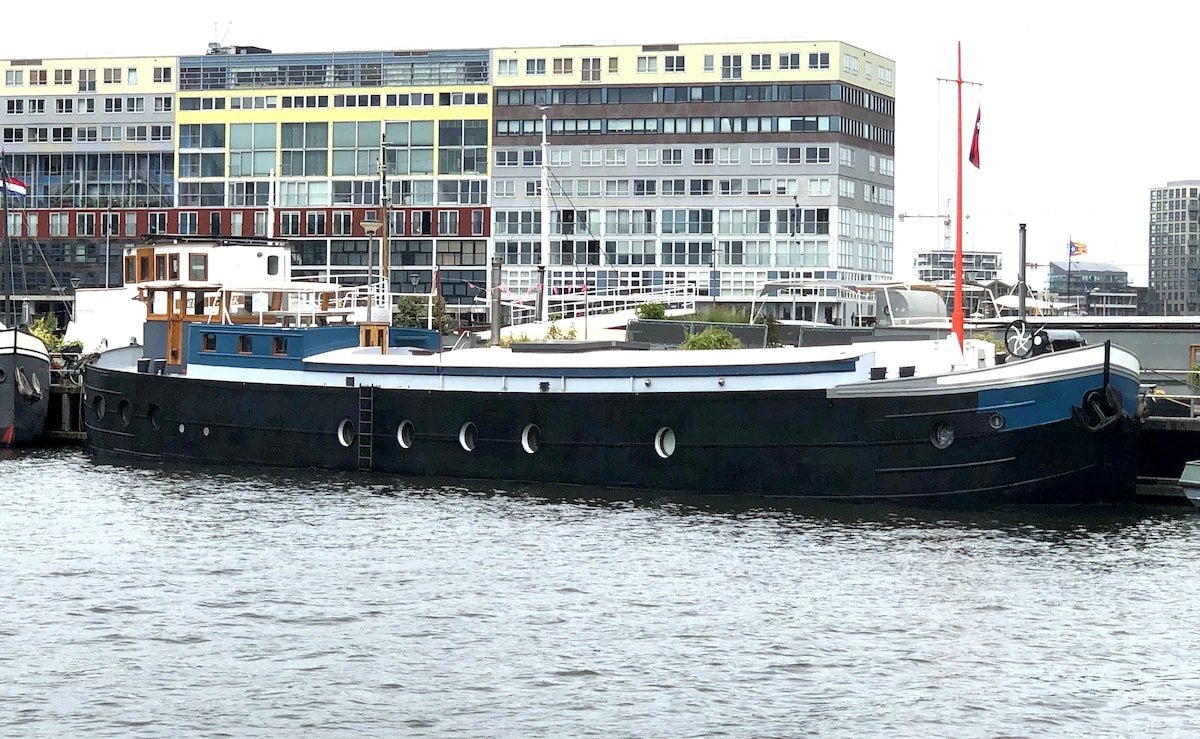 XL luxurious houseboat on hot spot gallery image 2