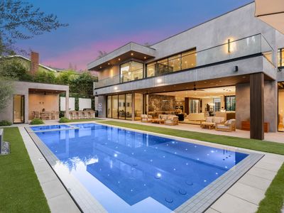 Stylish 2-Level Retreat in Trendy Sherman Oaks