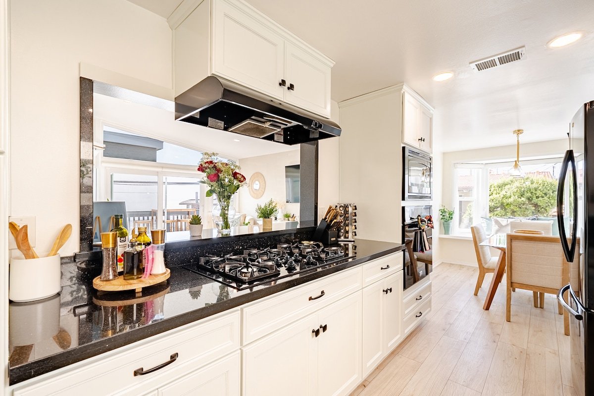 Amazing location, Unique Oceanfront Beach House! gallery image 5