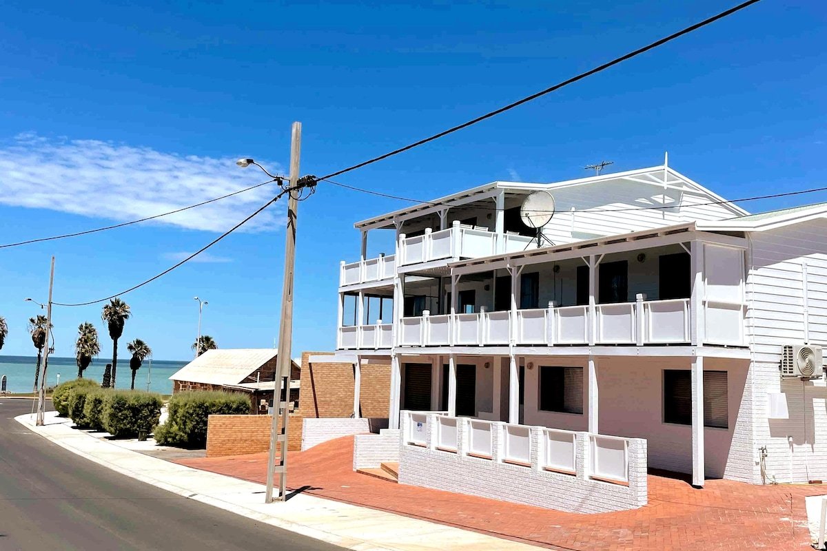 The White House – Kings & Queens ApartmentSuites gallery image 5