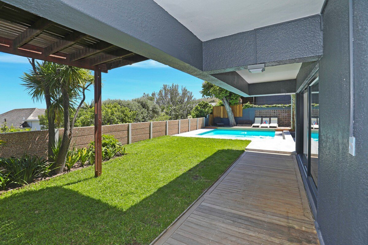 Spacious Camps Bay chic gallery image 5