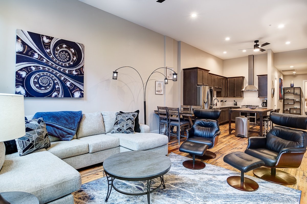 Large 3 bedroom 3.5 Bath Downtown Condo gallery image 3