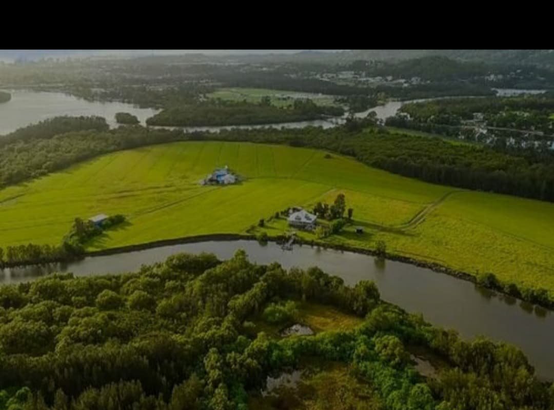 Absolute waterfront Homestead with pontoon gallery image 2