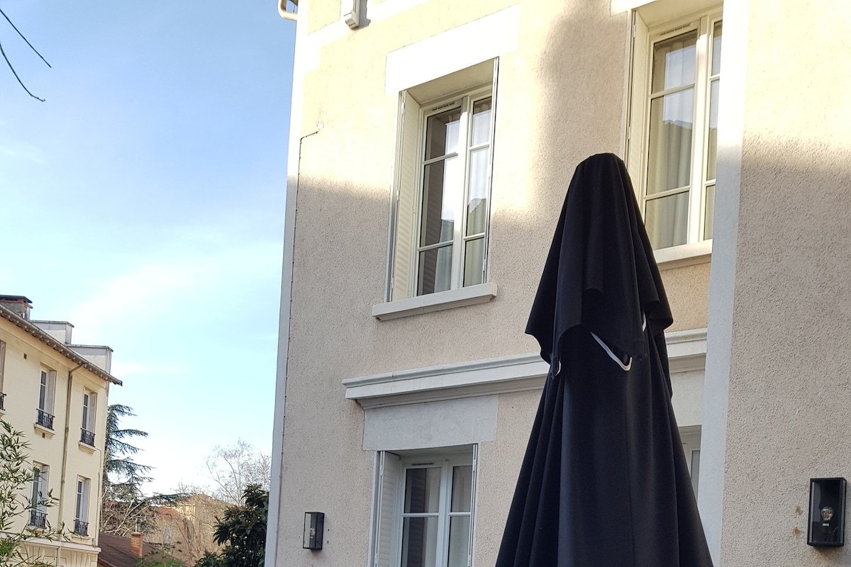 Lyon 4e Croix Rousse/ Maison-jardin 6/8 voyageurs gallery image 2