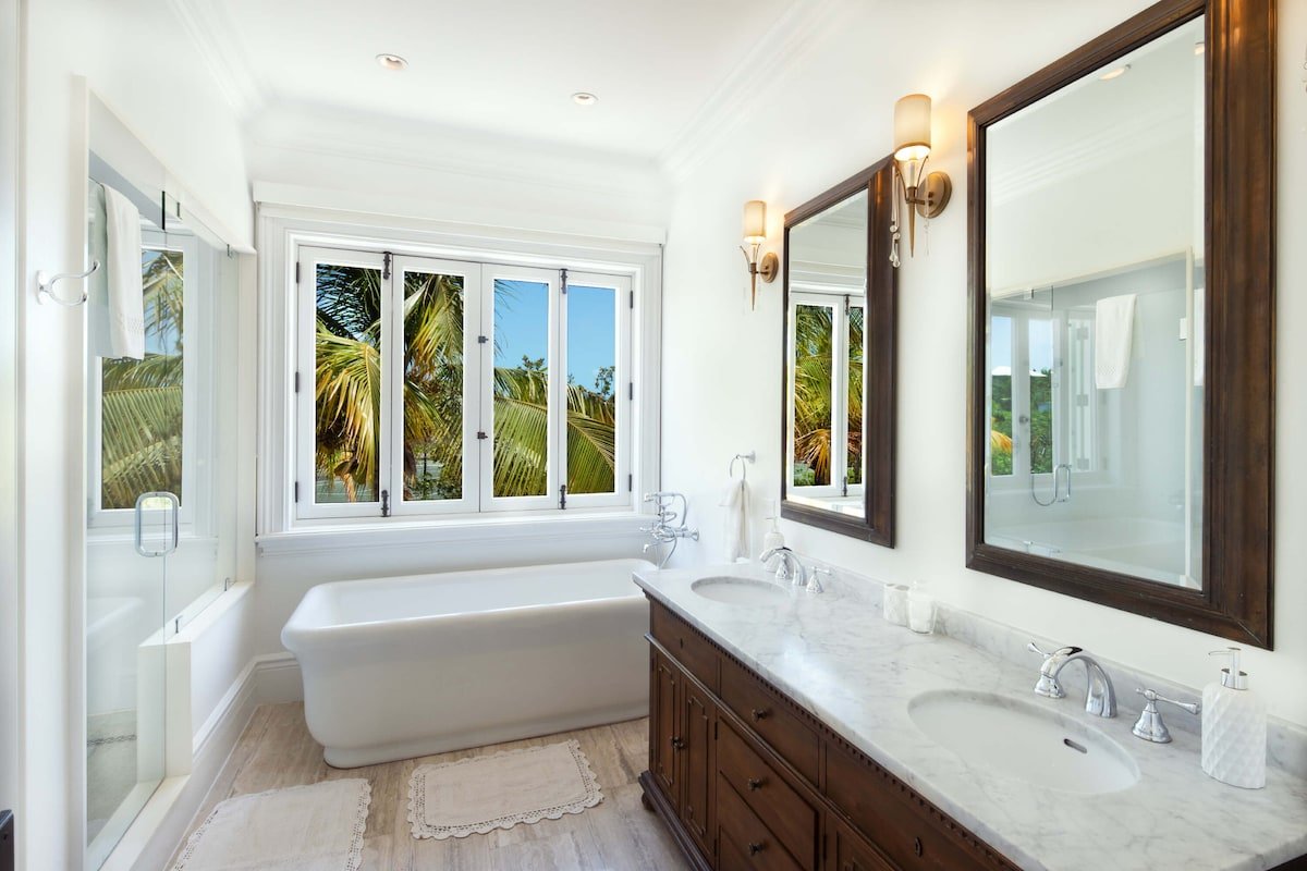 Exclusive Oceanfront Villa On Taylor Bay Beach! gallery image 2