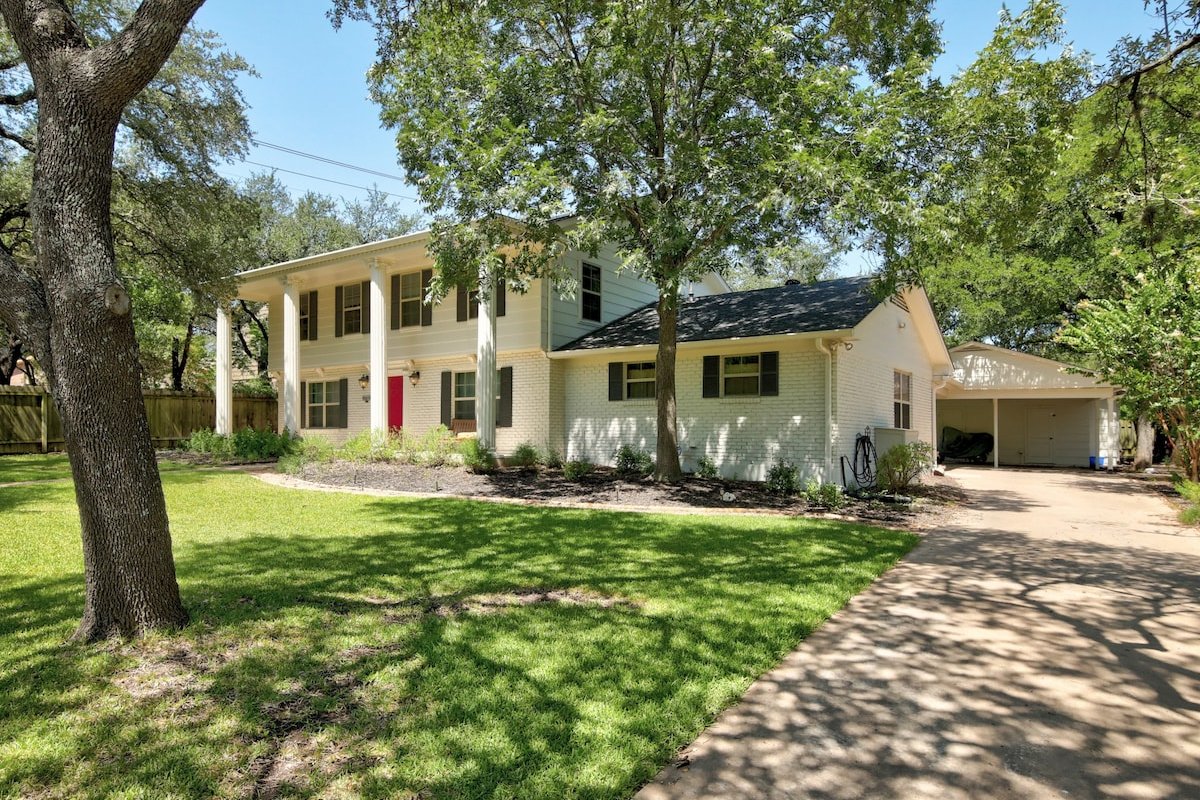 Gorgeous N. Central Home – Families & Corporate gallery image 3