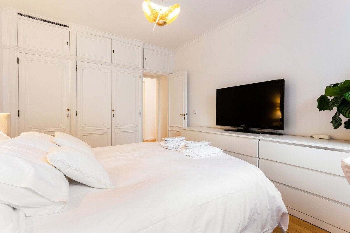 Elegant prime 3-bed apt with AC near Champs-Elysee gallery image 4
