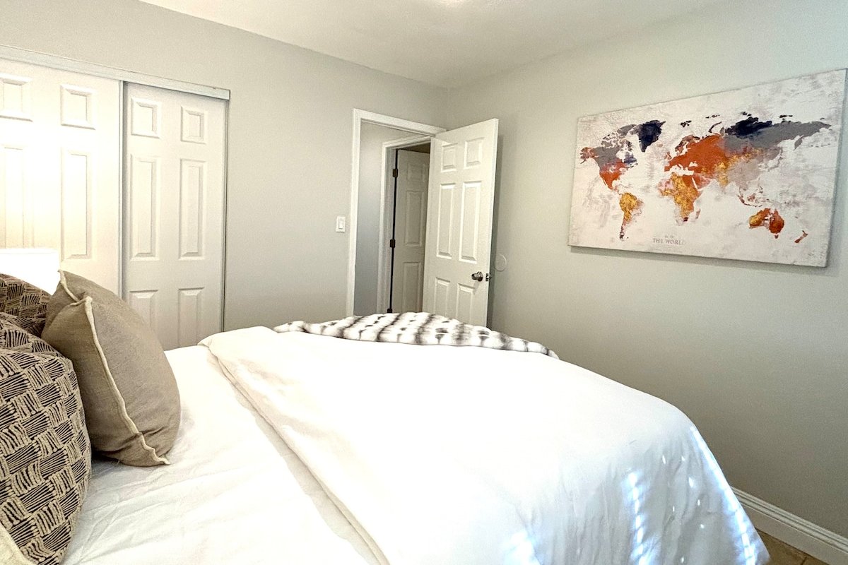 Vacation Home w Pool & Hot Tub 2.6 mile to Strip gallery image 3