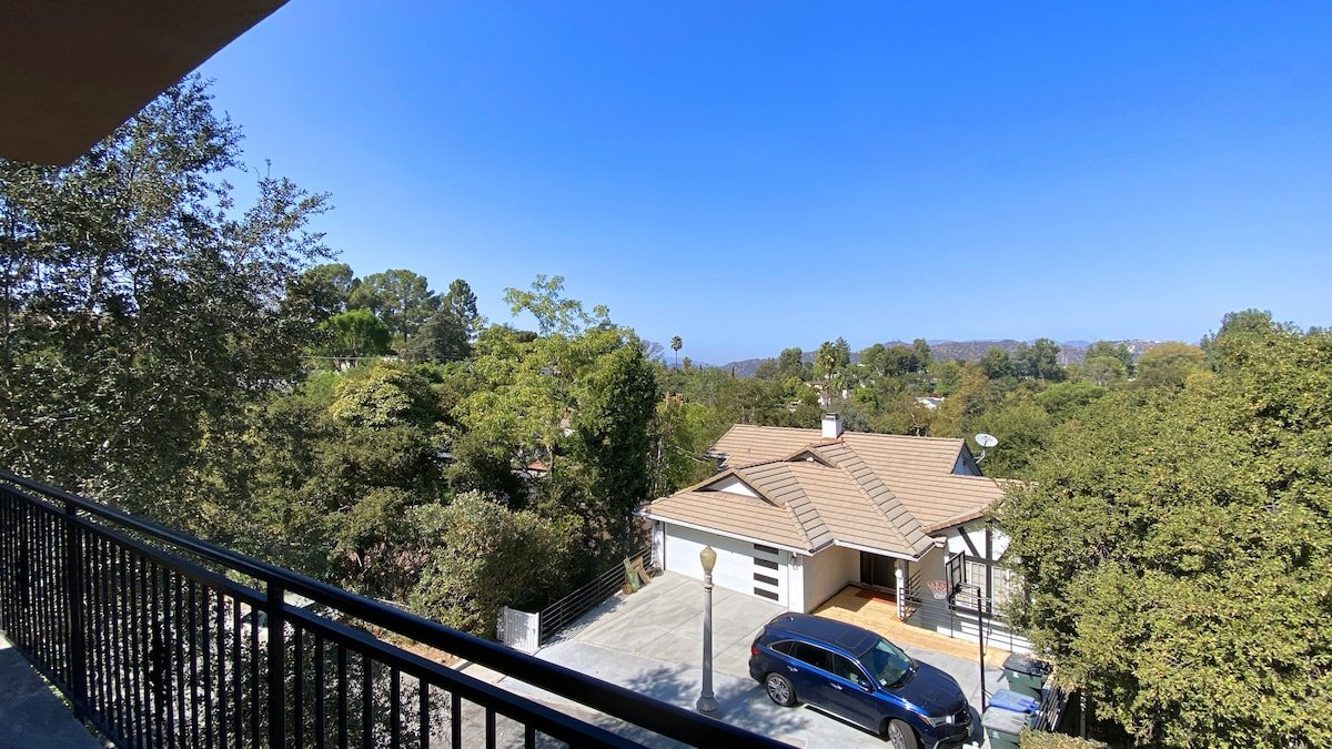 Luxe Retreat: Nr Rose Bowl | Great Views | Hot Tub gallery image 5