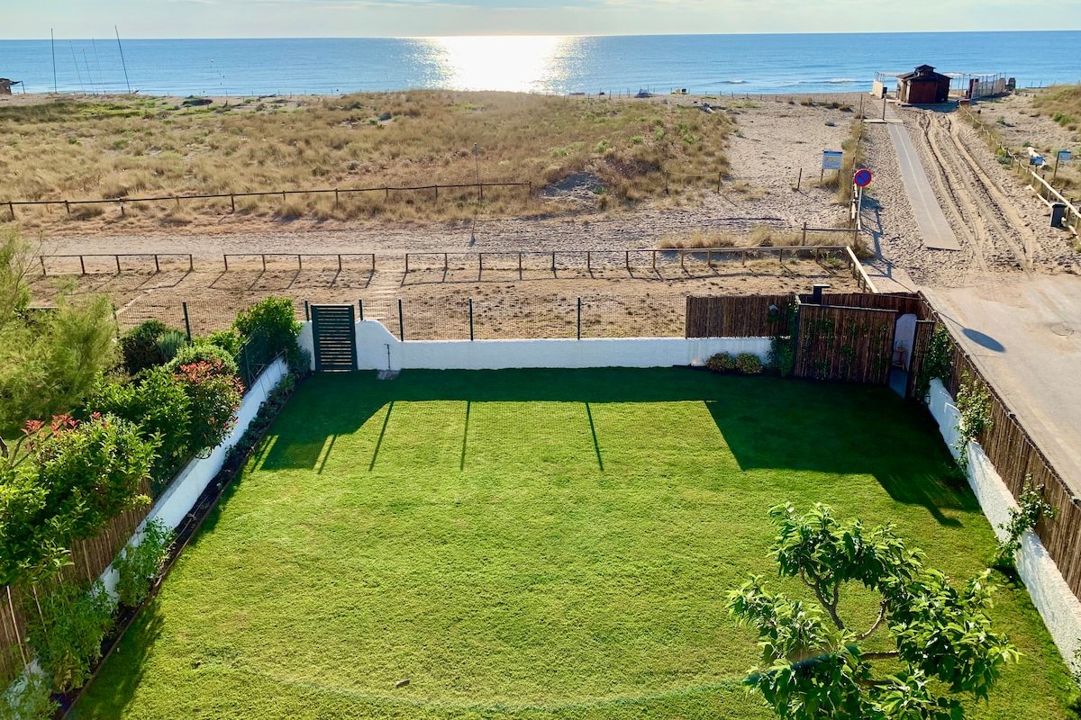 Premium beachfront villa in Costa Brava gallery image 2