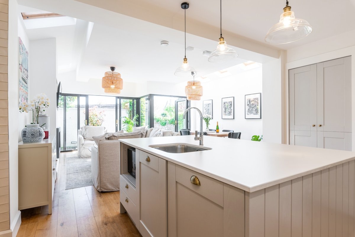 Superb 4 bed in prime location! gallery image 4