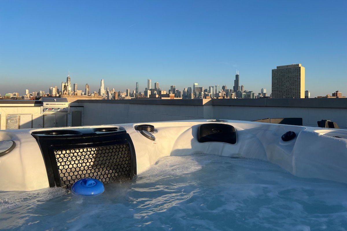 Luxe condo w/ HOT TUB and Amazing Roof Deck! gallery image 4