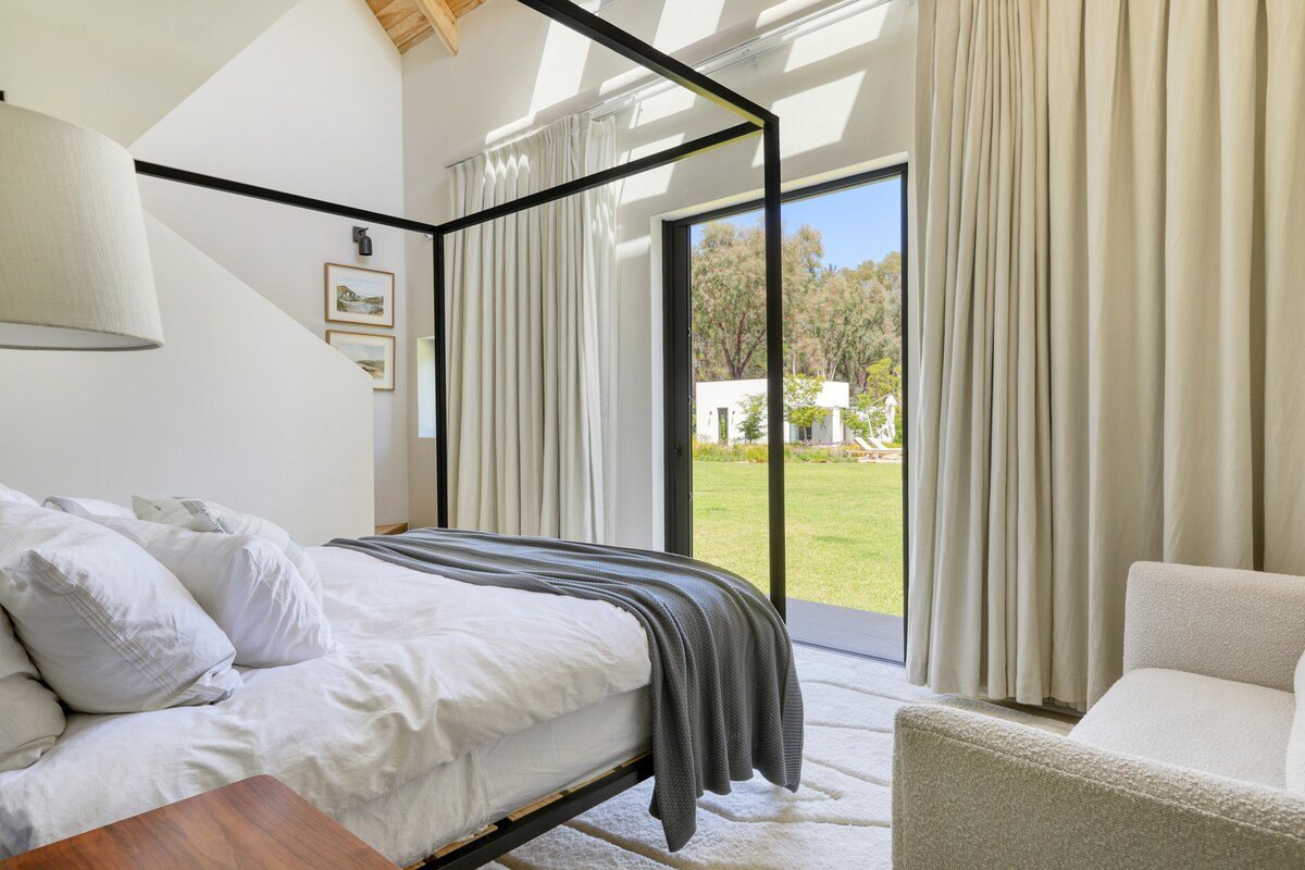 5-Bedroom Forest Getaway with Jacuzzi & Views gallery image 2