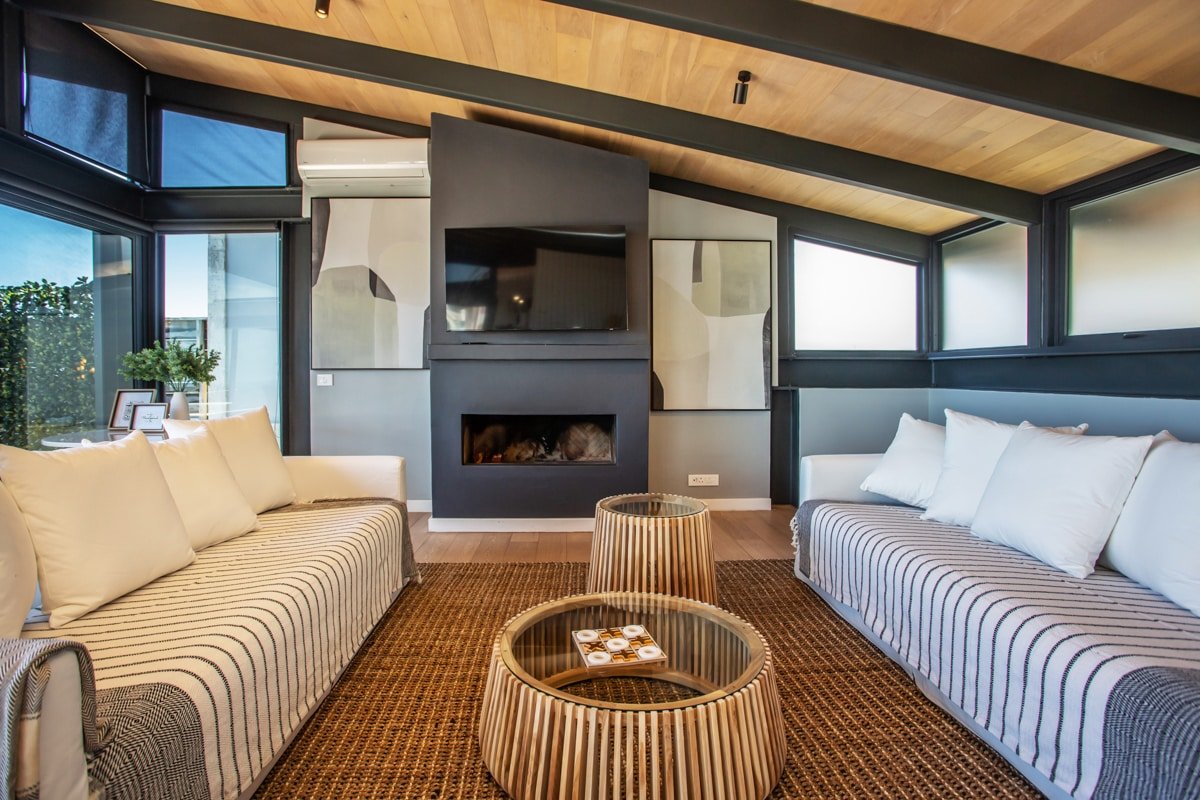 Stunning Modern, Spacious, Sea Views in Sea Point! gallery image 4