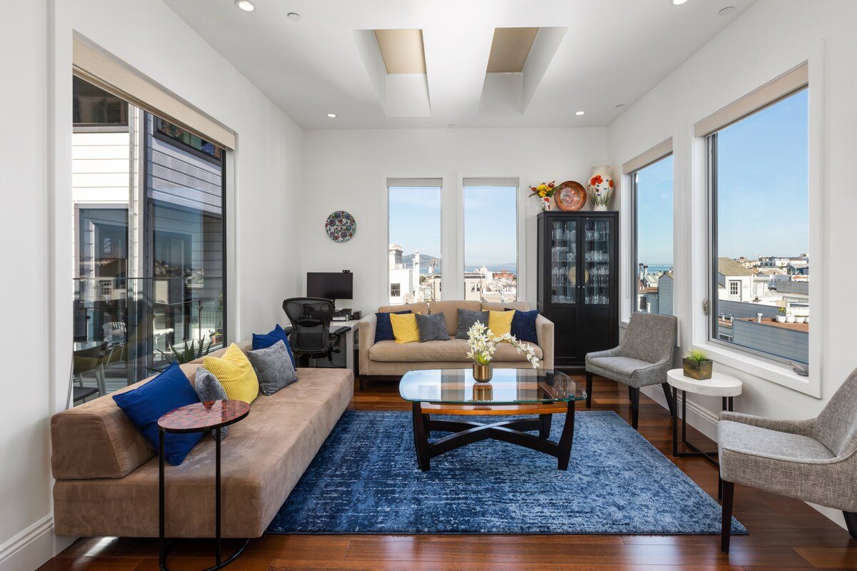 Stunning 2-Bedroom with Rooftop Deck & City Views gallery image 4