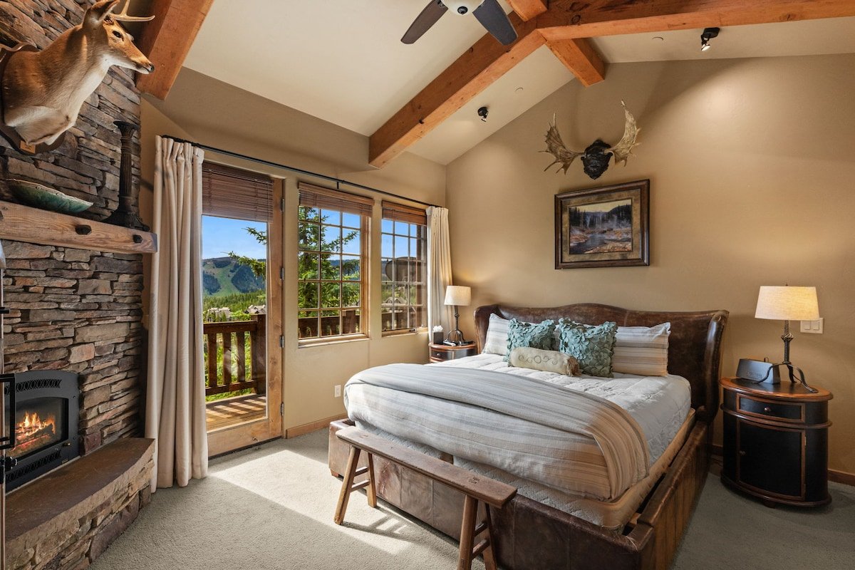 *New to Market* Beautiful 4 Bedroom Ski In/Out Big gallery image 5