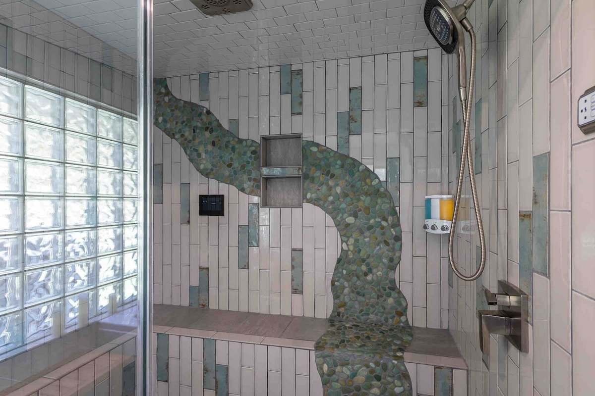 Asheville Luxury-Game Room_SPA_Sleeps 19_PETS gallery image 5