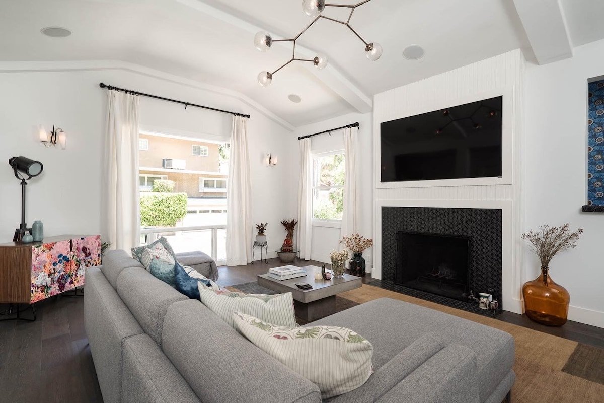 Beautiful Modern Large 2 Bed House Beverly Hills gallery image 2