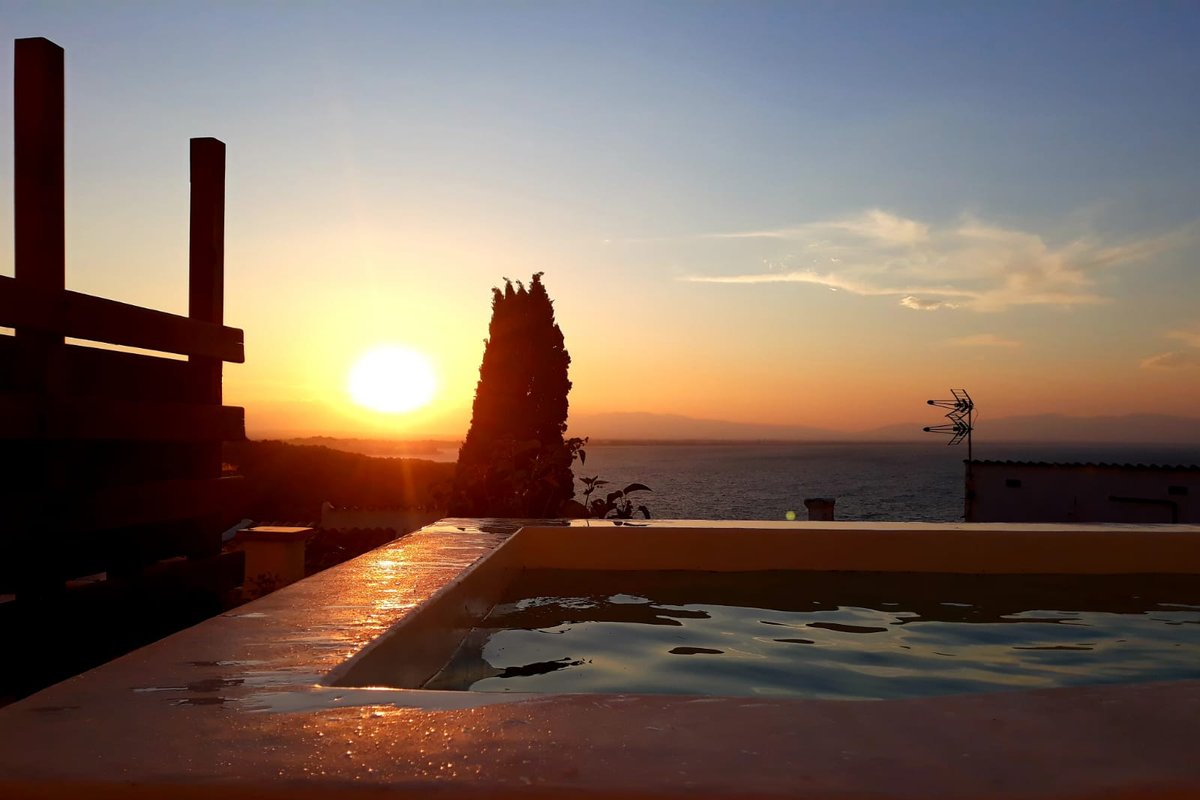 Casa con piscina privada y vista al mar