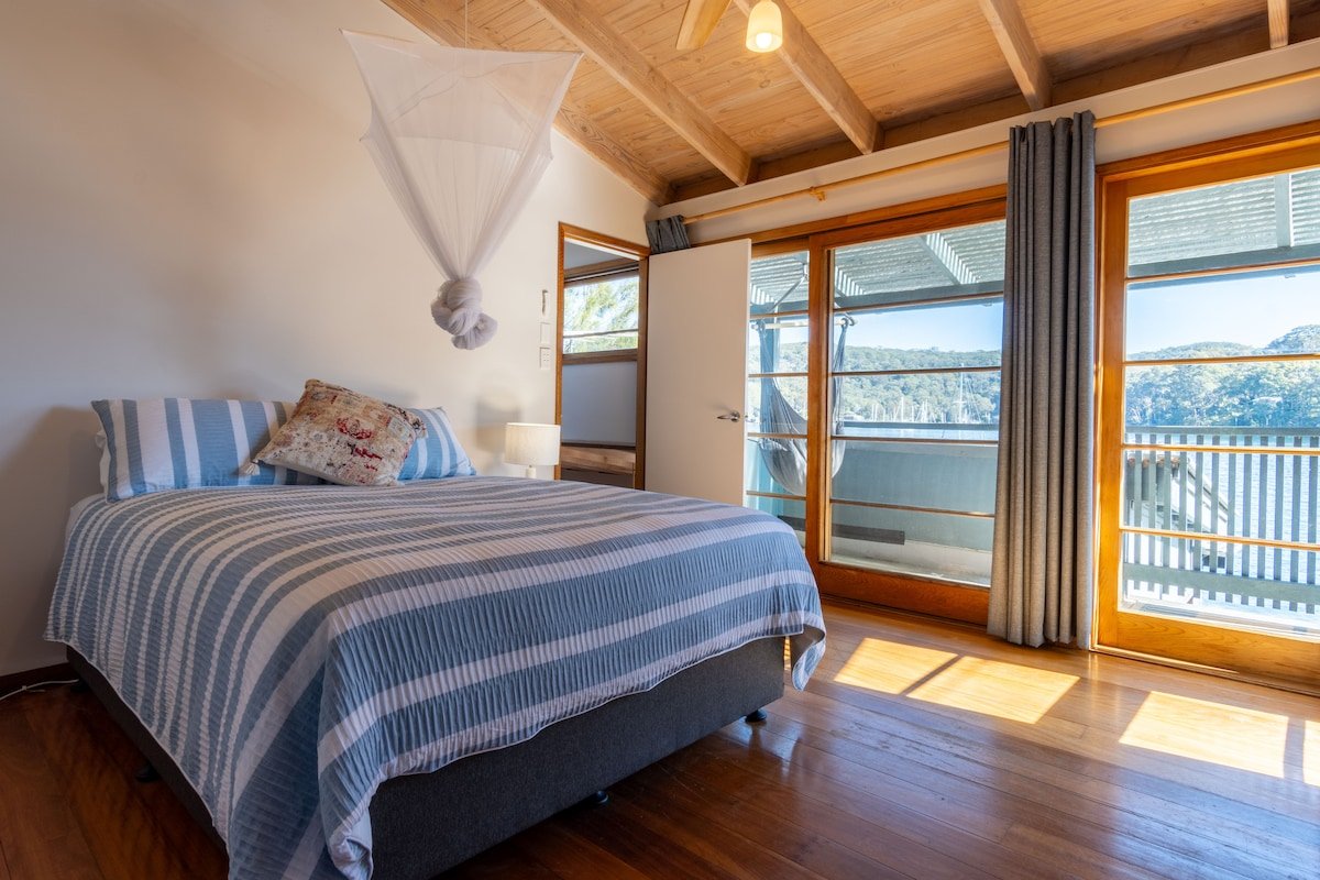 Captivating Waterfront Cottage – Scotland Island gallery image 5