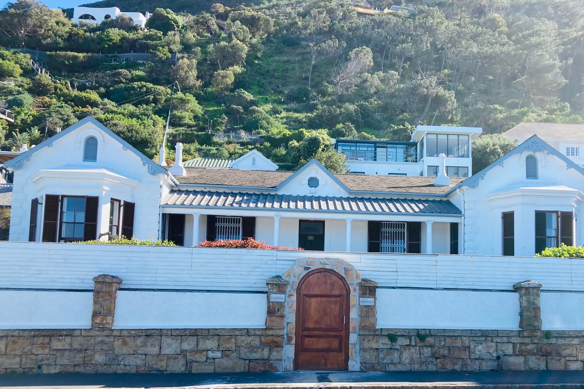 Spacious Oceanfront Historic Carisbrooke House