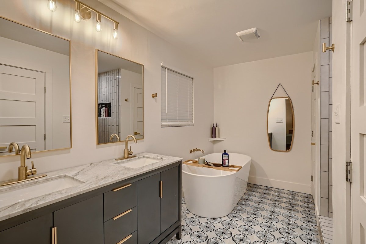 Mid century modern Pool/spa house gallery image 5