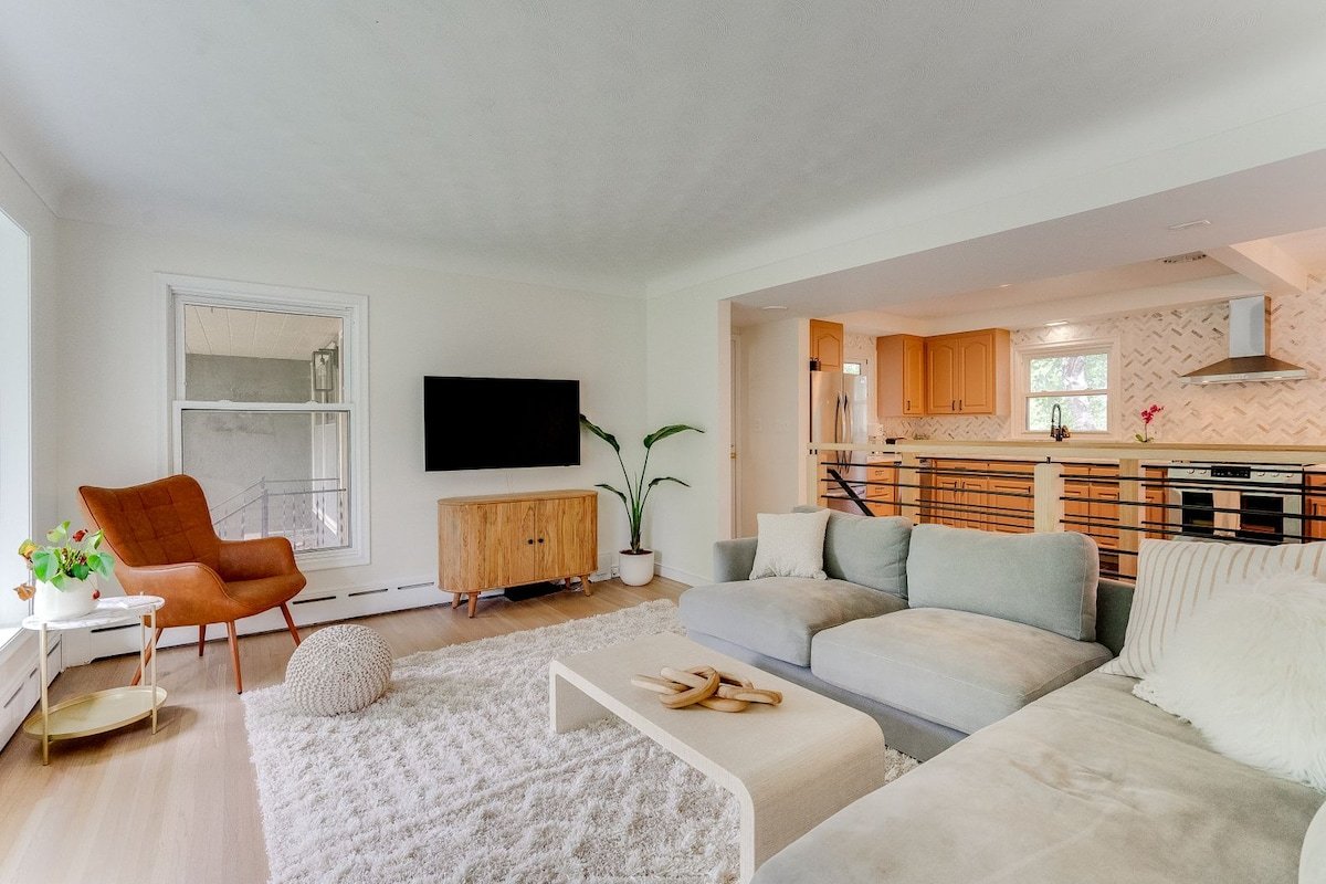 Midcentury Lake Home! gallery image 3