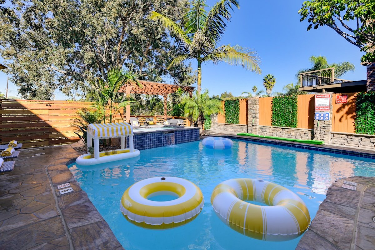 Luxury Oasis! Pool/Jacuzzi & Prime Location! gallery image 3