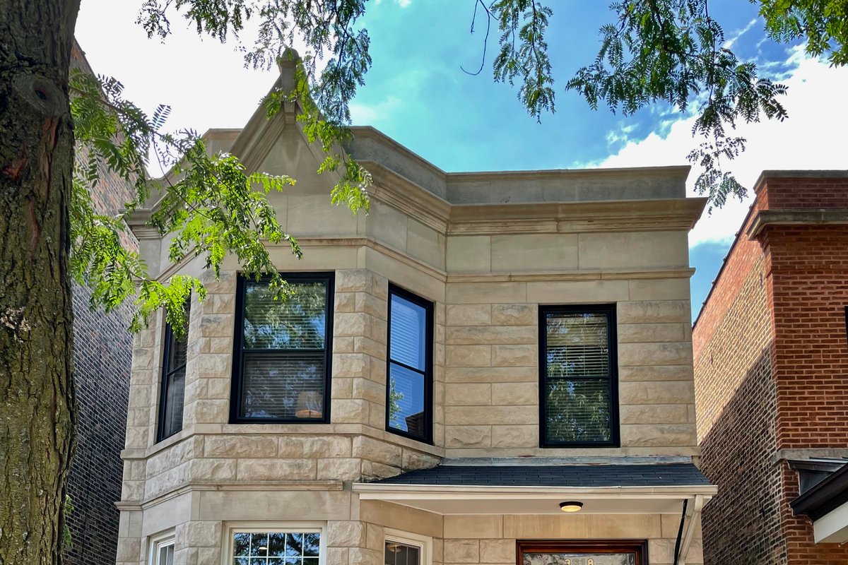 The Wrigleyville Deluxe -Steps from Wrigley Sleeps 10