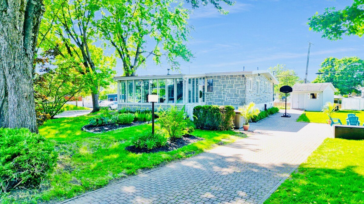 Fun and Vintage Family room in Quebec w/ love ones gallery image 4