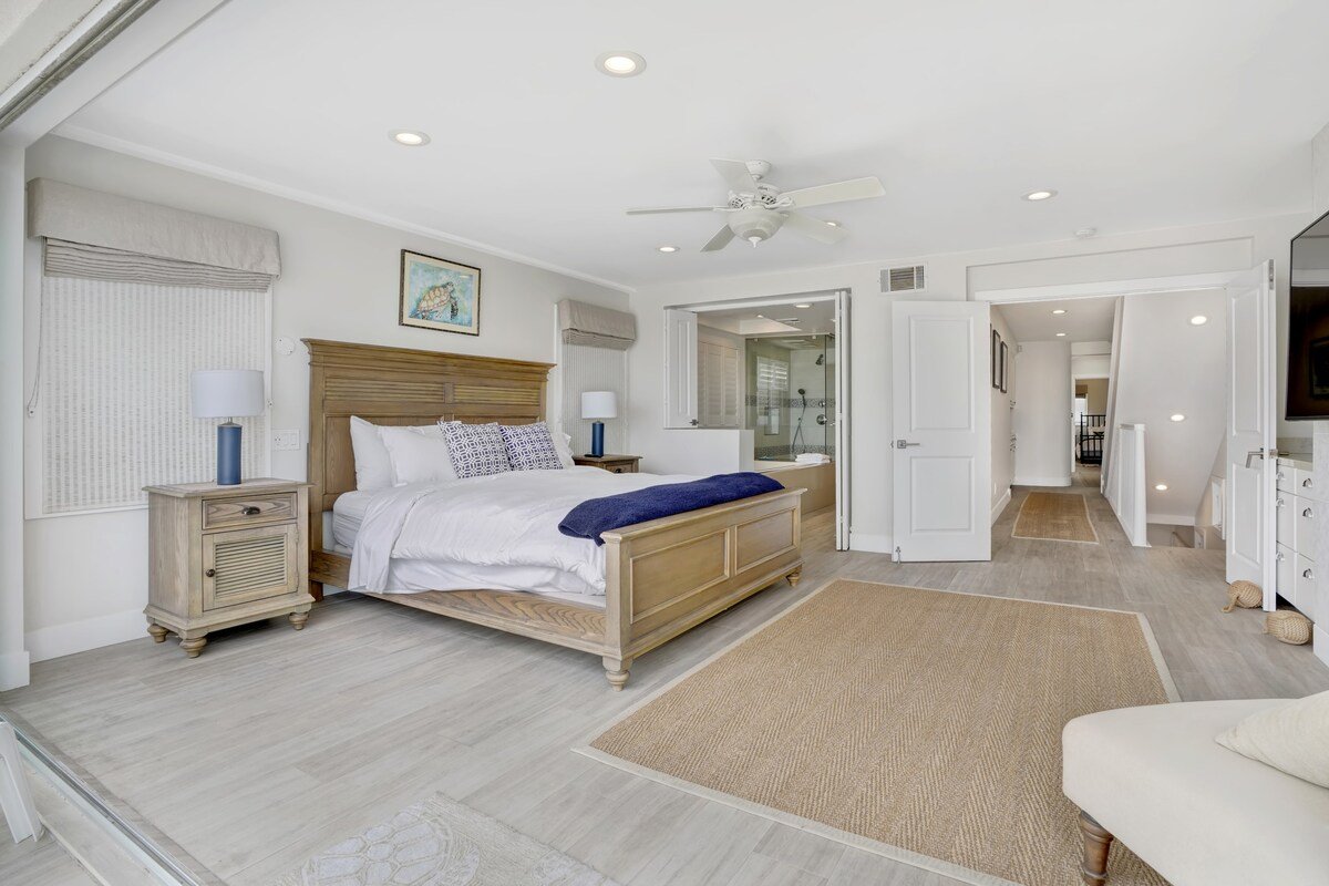 3 Story Oceanfront w/ Incredible View + Hot Tub gallery image 4