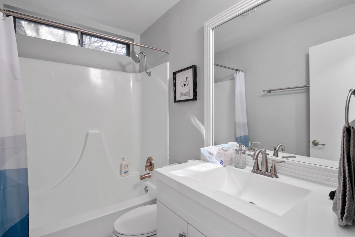 Huge Private Villa near Downtown – 12 Real Beds gallery image 4