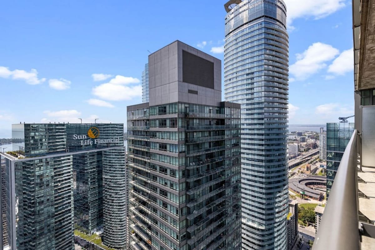 Skyline Waterfront 2BR + 2BA w/ Parking near MTCC gallery image 4