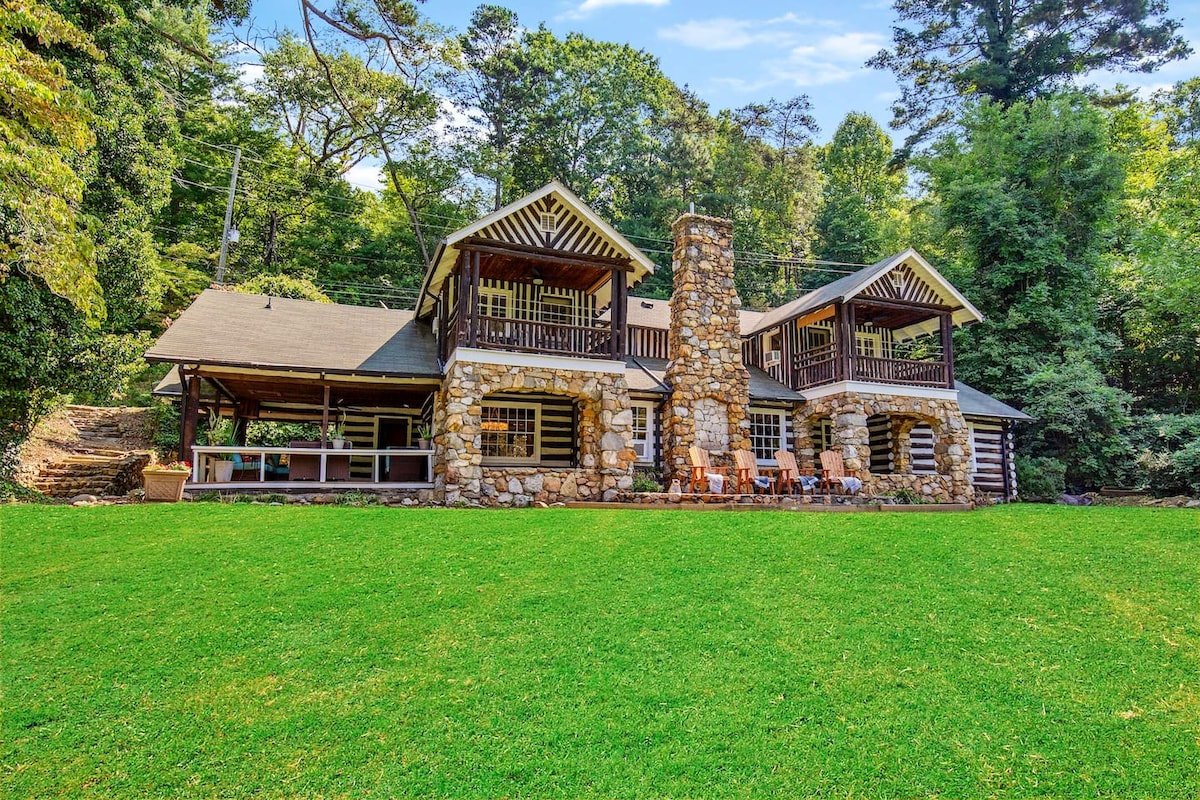 The Magnolia Lodge – 9 minutes to downtown AVL