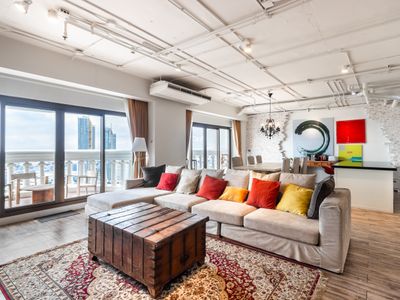 Designer Loft with Stunning RiverView+Free Pick-Up