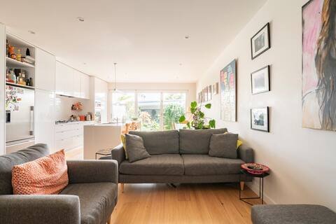 Lovely renovated Victorian terrace. 3 bed, 2 bath. gallery image 2