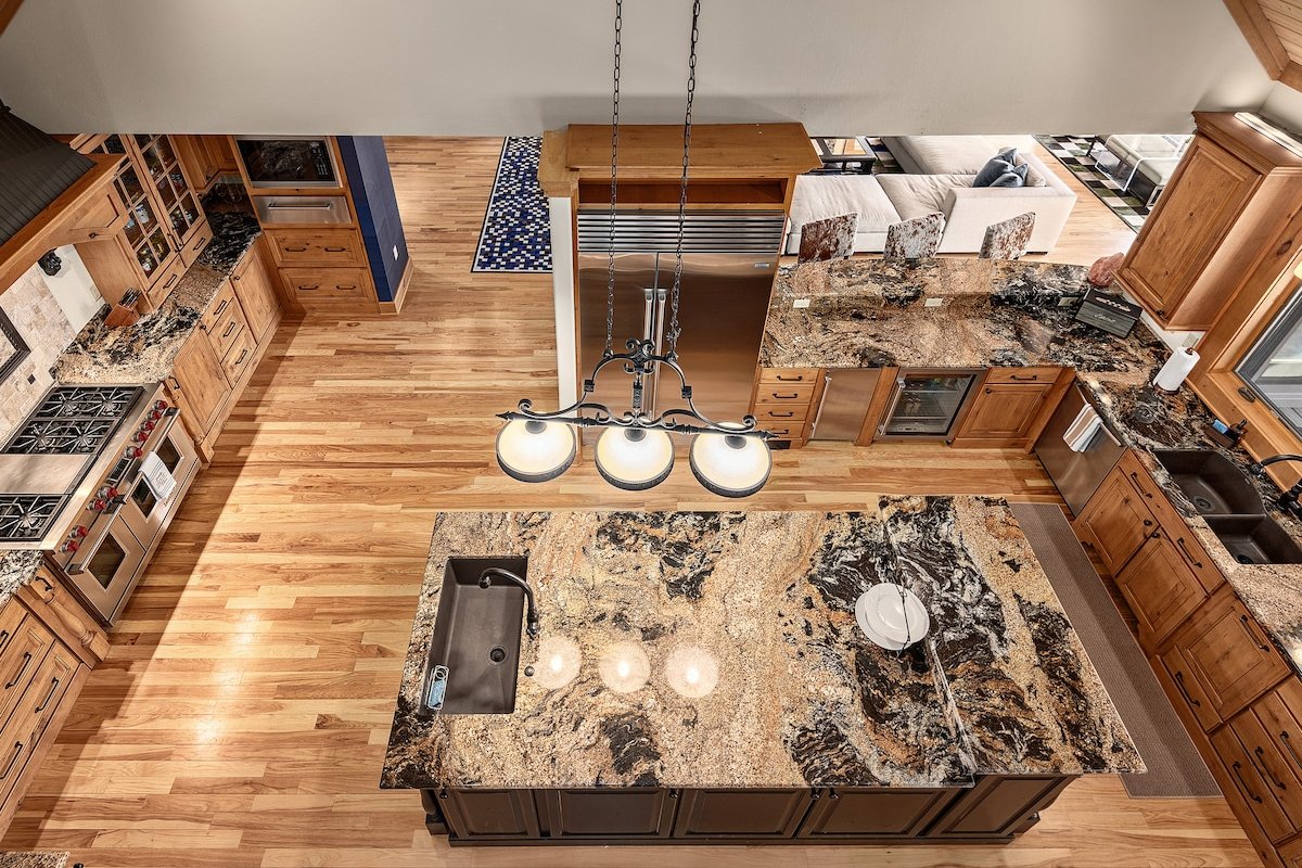 Luxury 8400 sq ft Lodge|Hot Tub|Panoramic Views gallery image 4