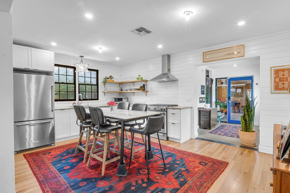 Perfect Bungalow Oasis w/Heated Pool in SOCO gallery image 4