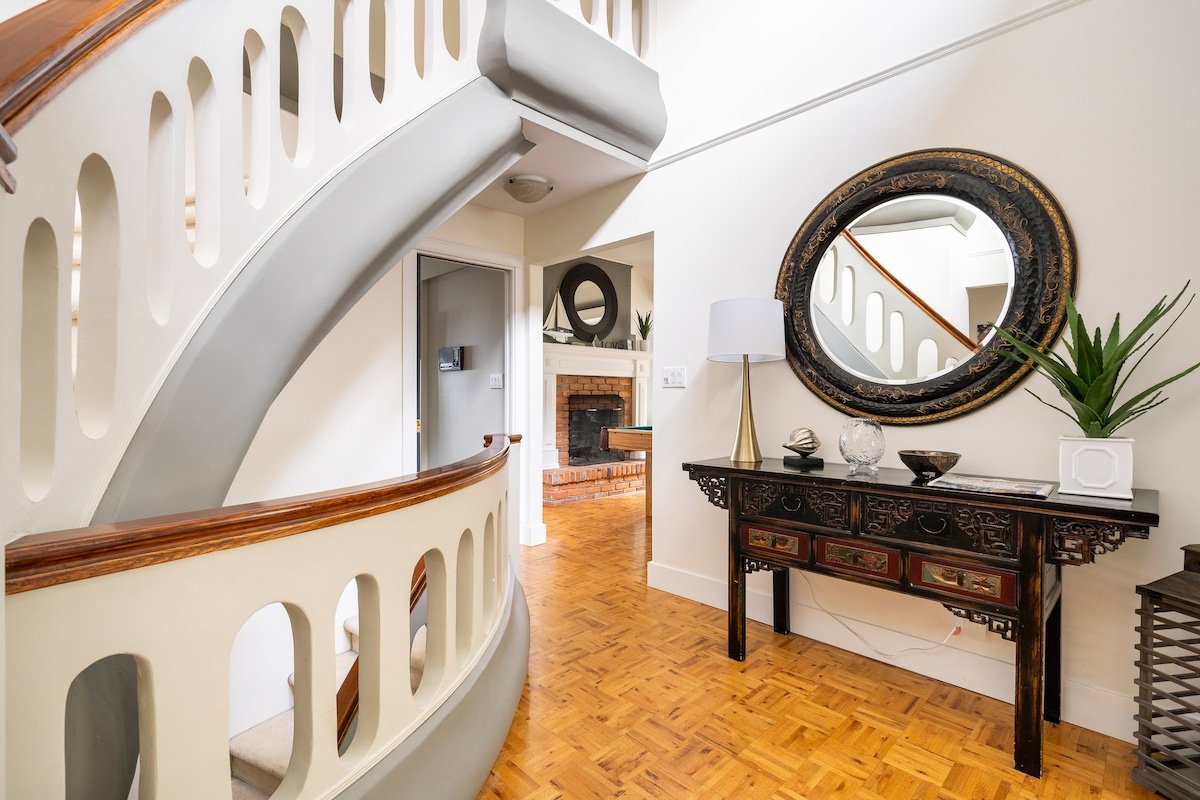 Steps to best sandy beach! Stunning oceanview home gallery image 2