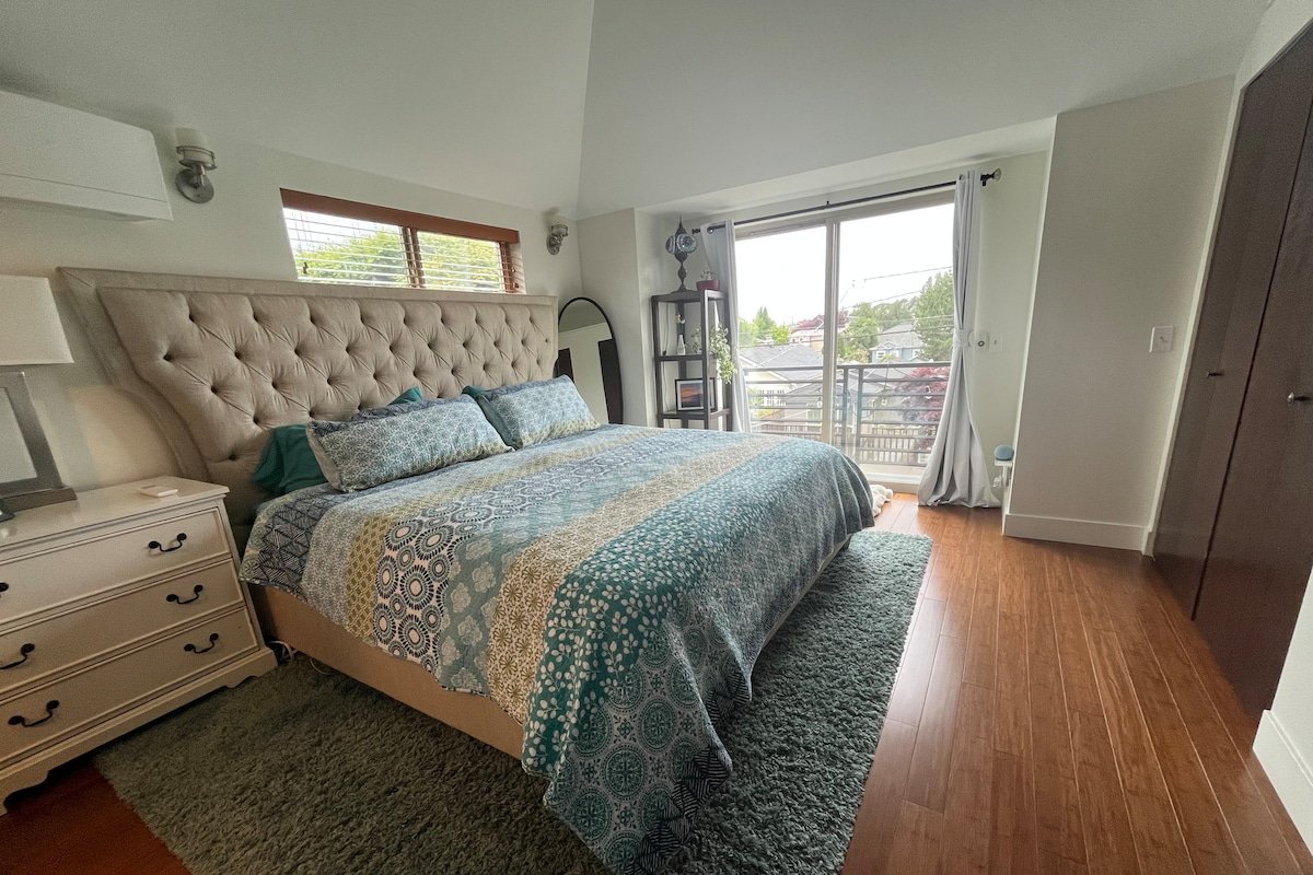 3 Bedroom with Hot Tub 1 min from Alki Beach gallery image 5
