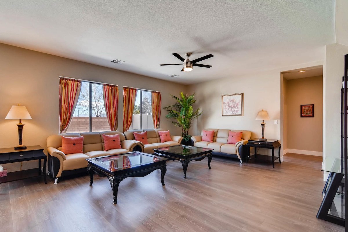 Near Downtown & Speedway, has 15 beds gallery image 5