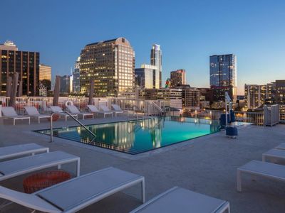 2BR Condo W/Rooftop pool for 6