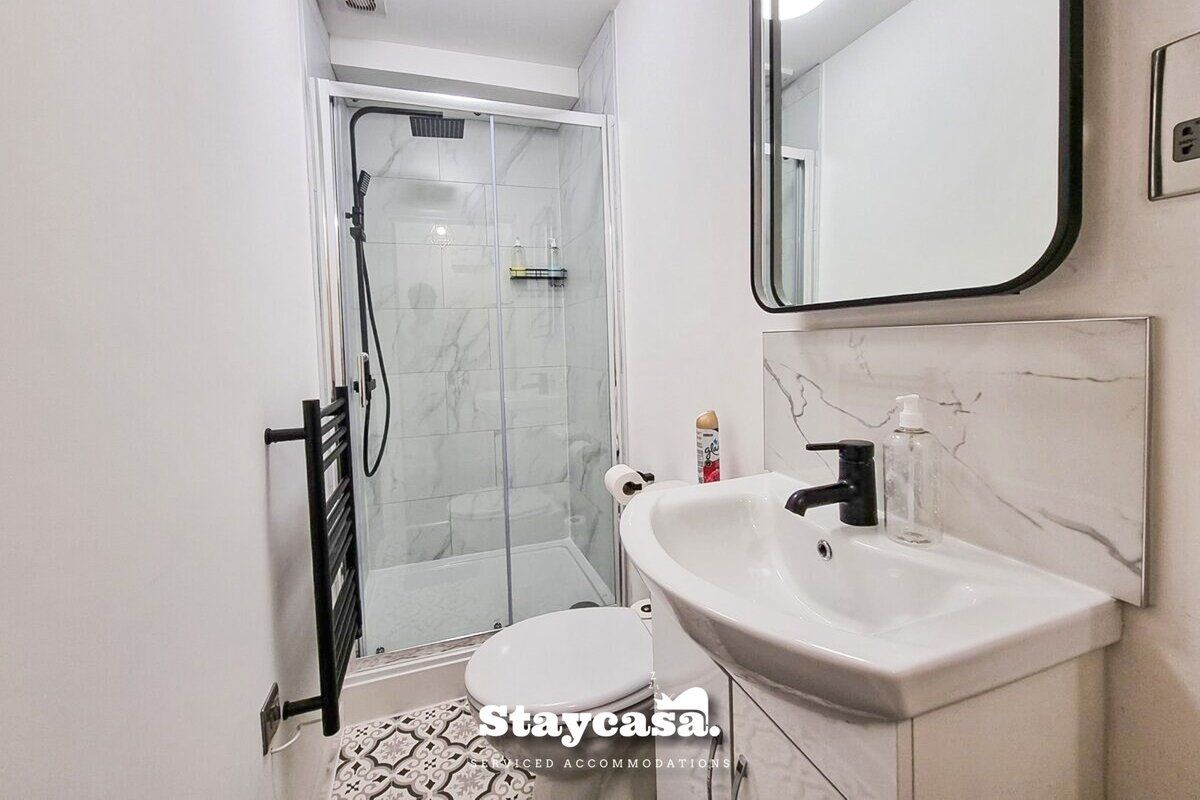 Delightful Spacious Haven with Large Driveway gallery image 5