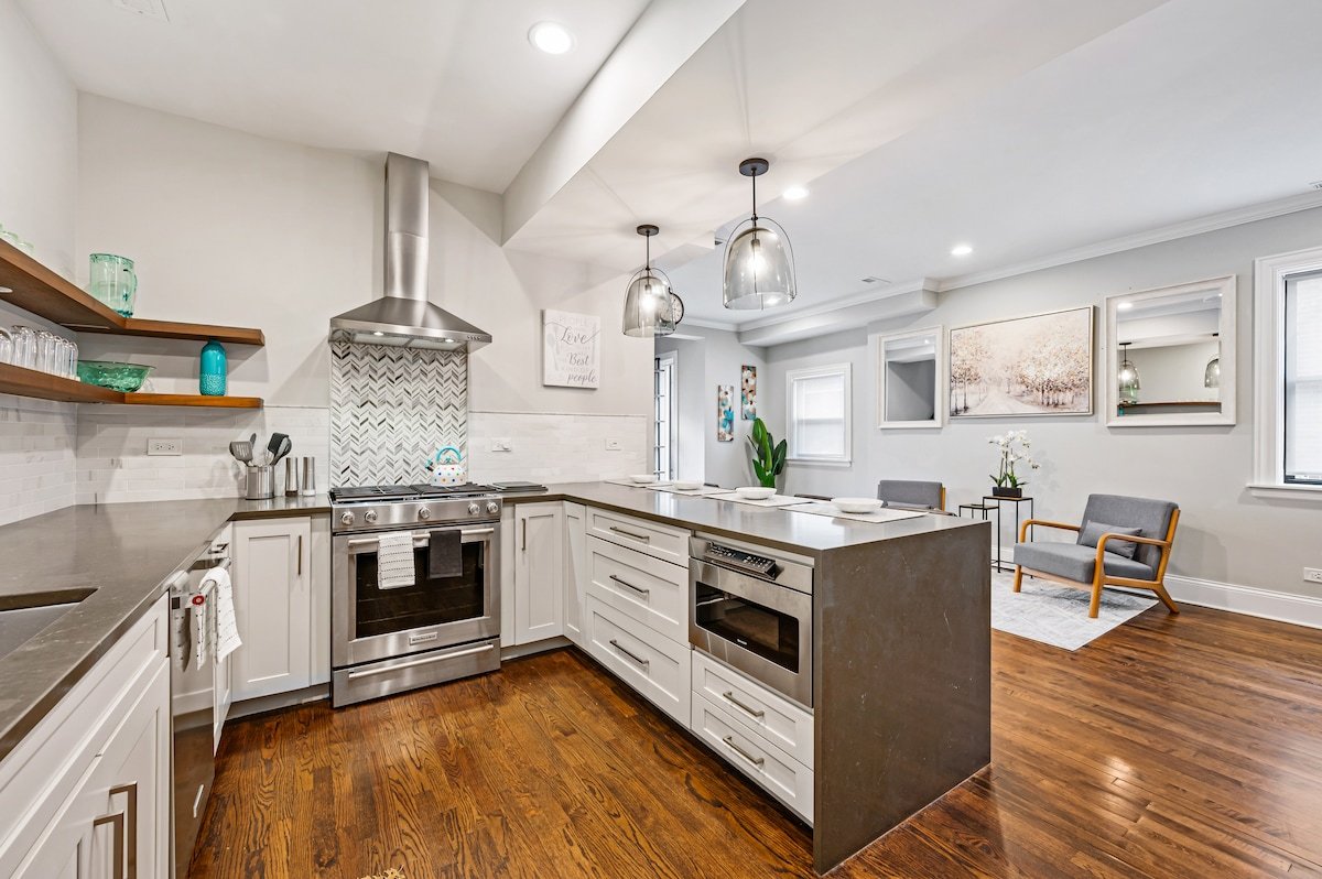 Large LUX 6BD/4BA Home (+garage/patio) gallery image 3