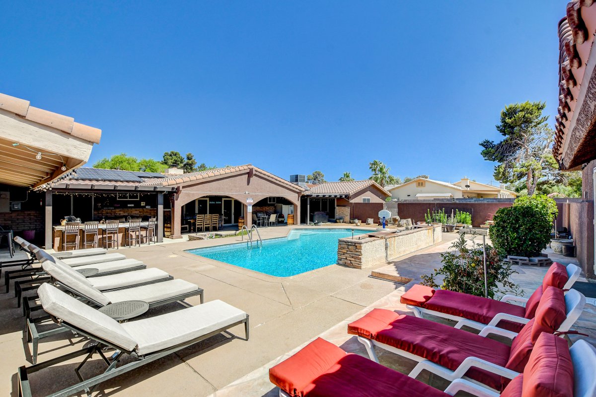 9Beds Poolside Oasis Minutes from Airport n Strip