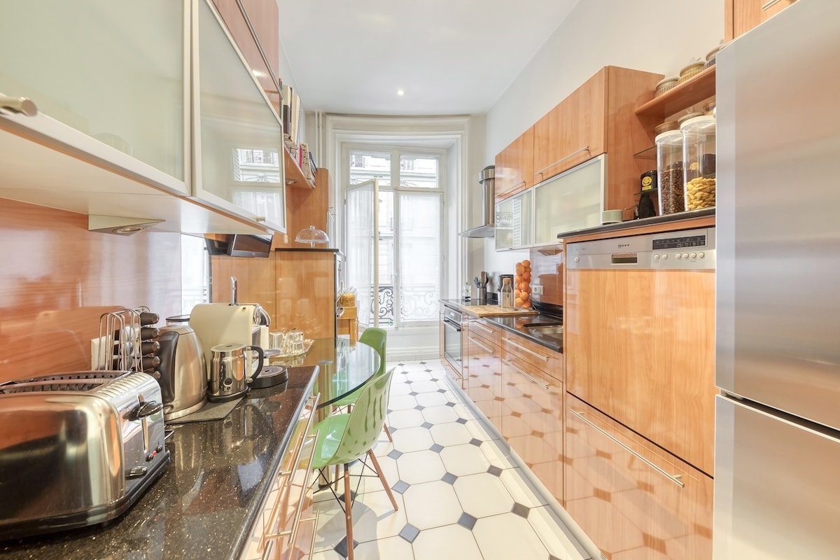 PARIS 8eme : Amazing 200 m2 flat gallery image 3