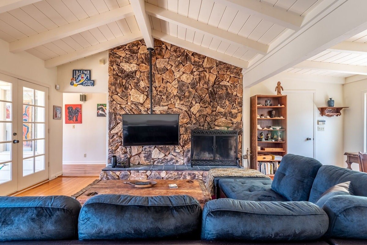 Pool, Tennis, Game Room, blocks from the beach! gallery image 5