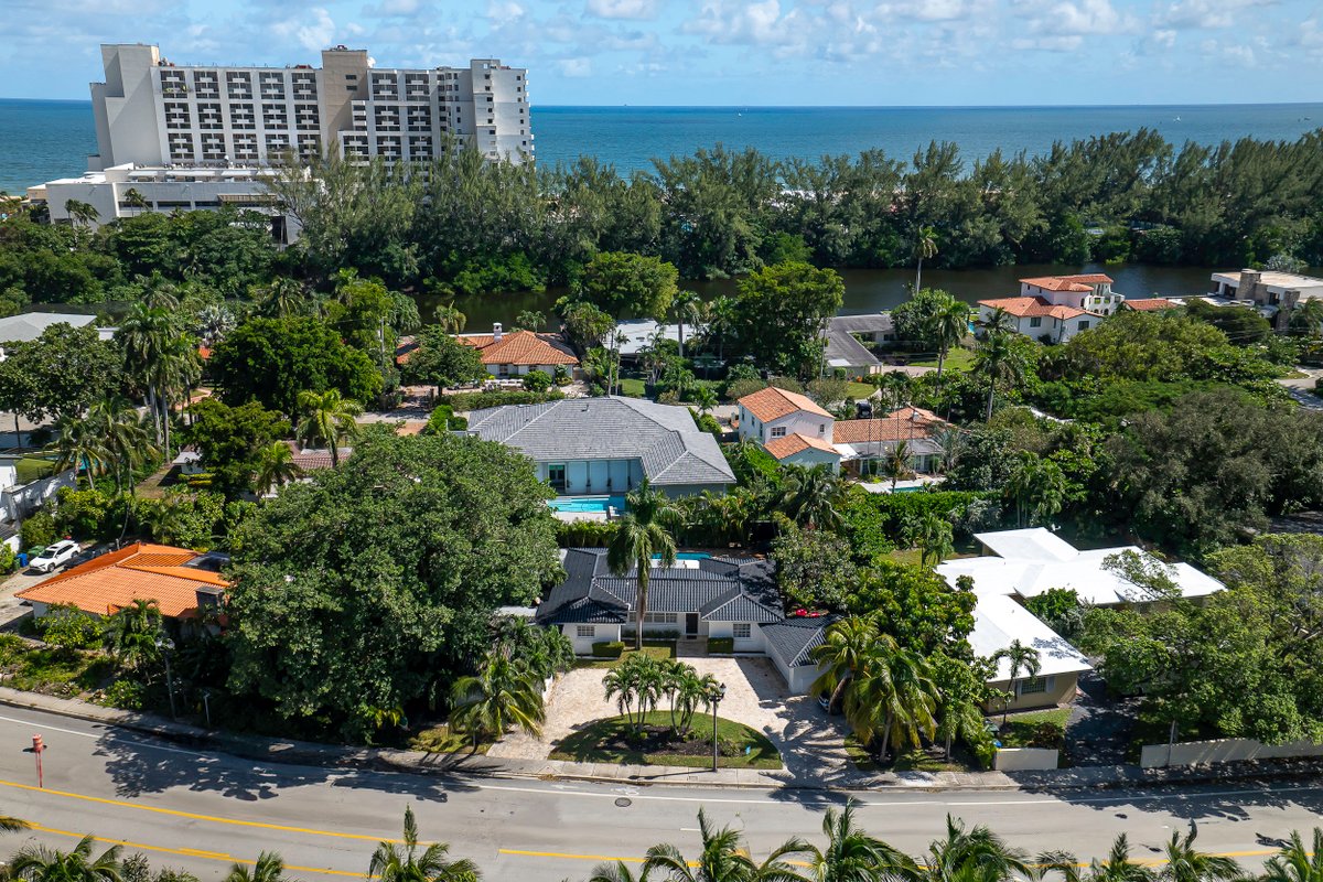 Walk to the Beach – 5 bedrooms – Heated Pool