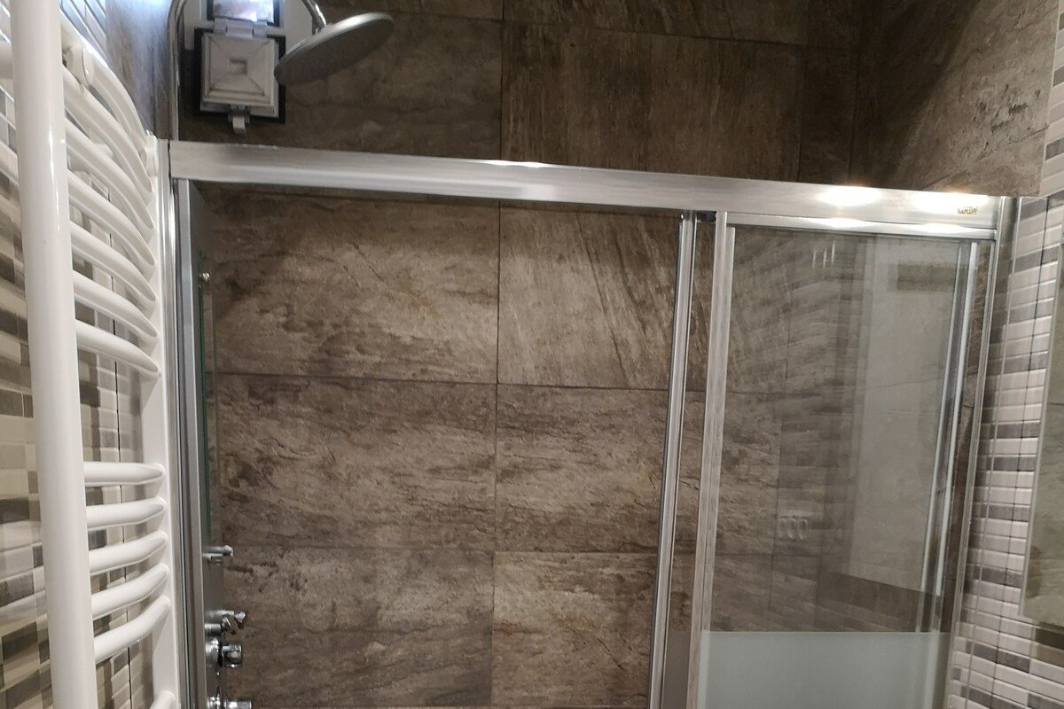 Room and living with bath and kitchen in Malasaña gallery image 5